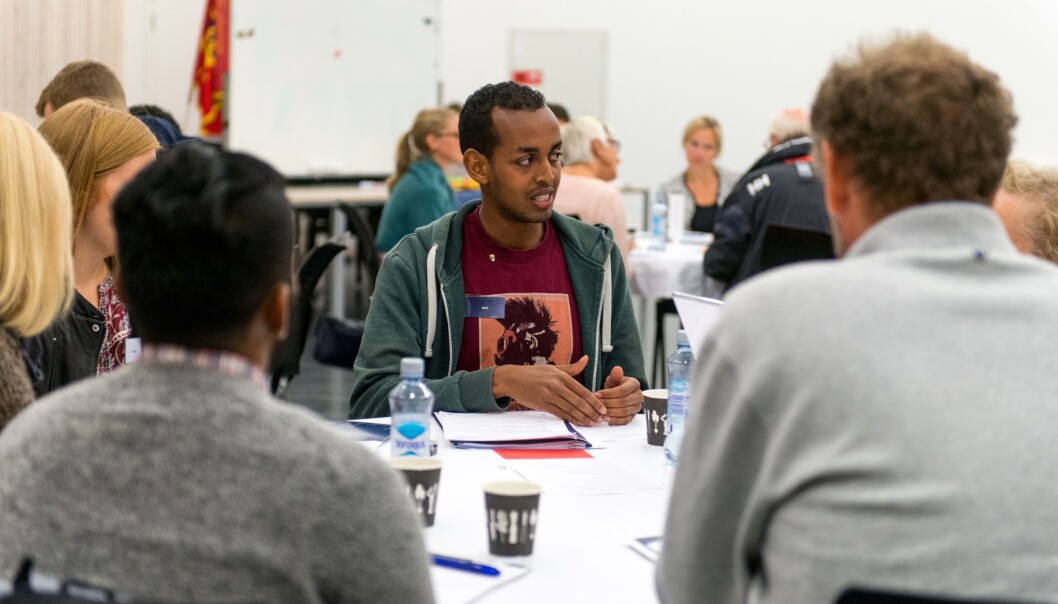 Rundt bordene på folkemøtet delte deltakerne meninger om pandemier og epidemier. Diskusjonen ved dette bordet ble ledet av FFI-forsker Abdikerim Yusuf. (Foto: FFI) Rundt bordene på folkemøtet delte deltakerne meninger om pandemier og epidemier. Diskusjonen ved dette bordet ble ledet av FFI-forsker Abdikerim Yusuf. (Foto: FFI)