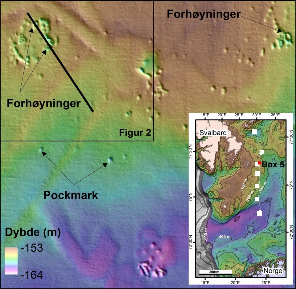 Figur 1. Pockmarkområdet i boks 5 vist i detaljerte dybdedata fra multistråleekkolodd. Den svarte linje viser videolinjen som er kjørt over området. Den innsatte figuren viser plasseringen til boks 5, øst for Hopen.