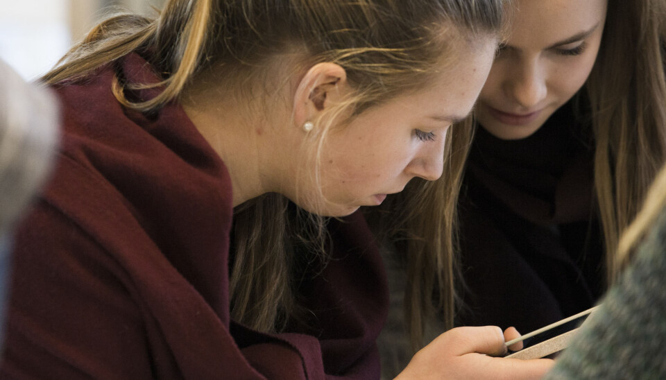 Mye bruk av sosiale medier påvirker i liten grad hvor godt de unge trives med seg selv og andre. Men jenter er mer utsatt. (Foto: Berit Roald/Scanpix/NTB)