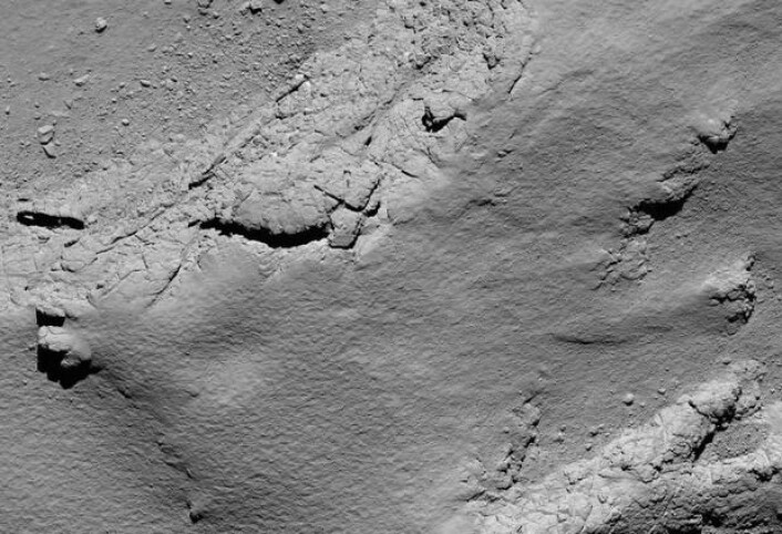 Et av de siste bildene som Rosetta tok på veien ned mot kometens kjerne. Avstanden her er 5,7 km, og bildeutsnittet er ca 200 meter bredt. (Bilde: ESA) Et av de siste bildene som Rosetta tok på veien ned mot kometens kjerne. Avstanden her er 5,7 km, og bildeutsnittet er ca 200 meter bredt. (Bilde: ESA)
