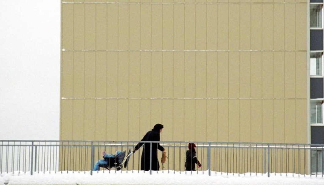 Noen innvandrerfamilier som har barn med spesielle behov møter fordommer i familien og i nettverket sitt. De har også større problemer med å få lovpålagt hjelp enn norske familier, mener forskere. Foreldrene – og først og fremst mødrene – blir derfor ganske alene om ansvaret for det syke barnet. (Foto: Robert Bråten, NTB scanpix) Noen innvandrerfamilier som har barn med spesielle behov møter fordommer i familien og i nettverket sitt. De har også større problemer med å få lovpålagt hjelp enn norske familier, mener forskere. Foreldrene – og først og fremst mødrene – blir derfor ganske alene om ansvaret for det syke barnet. (Foto: Robert Bråten, NTB scanpix)