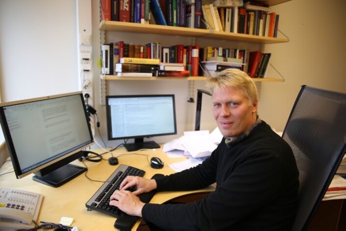Jussi Pedersen mener det er mange perspektiver å ta hensyn til, når man skal skrive en god dom. For eksempel må perspektivene til de to forskjellige partene i saken som må komme klart fram, samtidig med at allmennheten og internasjonale domstoler må kunne forstå den. (Foto: Trude Haugseth Moe) Jussi Pedersen mener det er mange perspektiver å ta hensyn til, når man skal skrive en god dom. For eksempel må perspektivene til de to forskjellige partene i saken som må komme klart fram, samtidig med at allmennheten og internasjonale domstoler må kunne forstå den. (Foto: Trude Haugseth Moe)