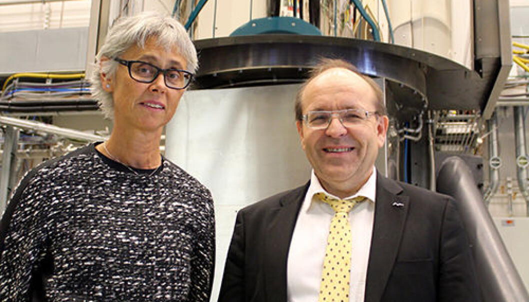 Dynatec får Innovasjonsprisen for banebrytende produksjonsmetode for silisium. Her representert ved Eva S. Dugstad og Josef Filtvedt. (Foto: Rune Holter, Dynatec) Dynatec får Innovasjonsprisen for banebrytende produksjonsmetode for silisium. Her representert ved Eva S. Dugstad og Josef Filtvedt. (Foto: Rune Holter, Dynatec)