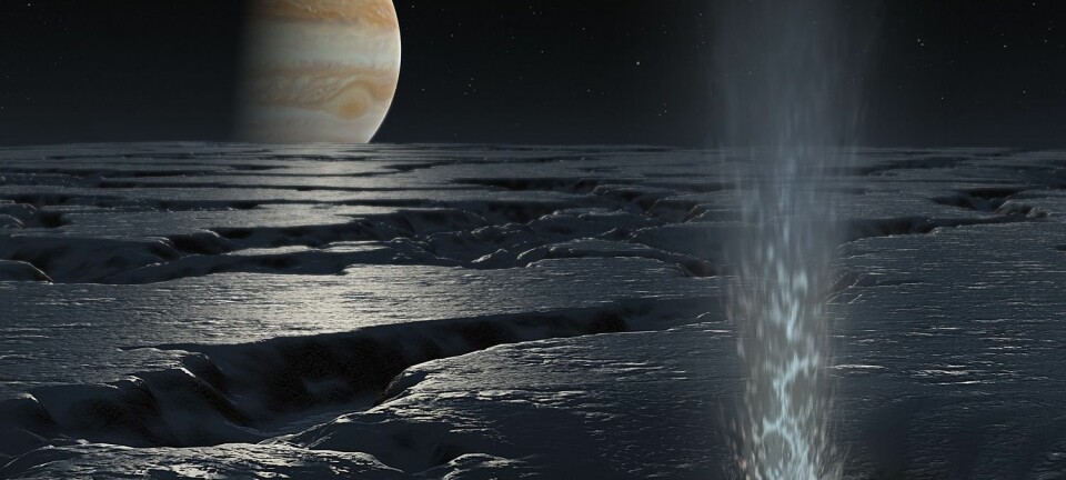Slik har en kunstner sett for seg at is-geysirene på Europa kan se ut. Overflaten er ekstremt fiendtlig for mennesker, med ekstremt mye stråling fra Jupiter og temperaturer under -160 grader.  (Bilde: Science Photo Library/NTB Scanpix)