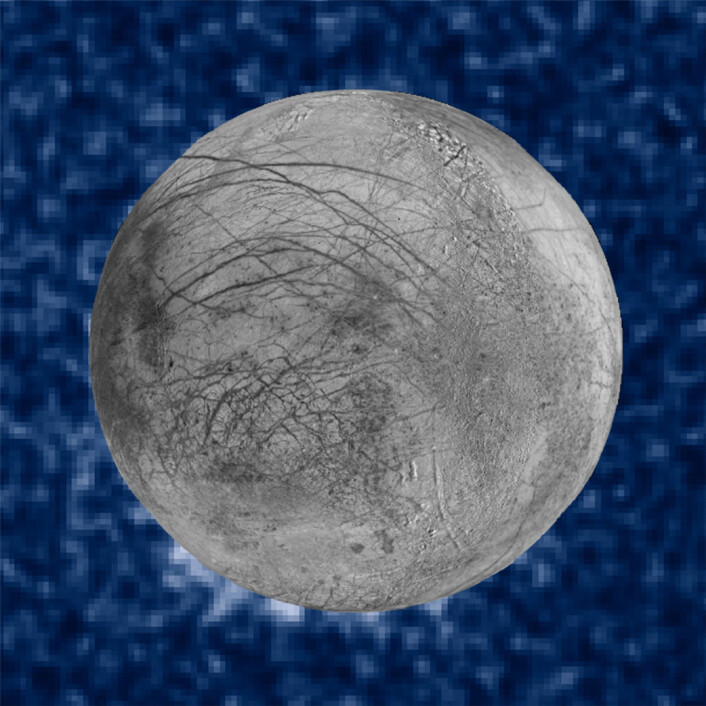 Hubble-bilder av geysirene på Europa. Du kan se de som hvite flekker nederst til venstre, på Europas kant. Bildet av Europa er lagt på etterpå. (Foto: (Bilde: NASA/ESA/W. Sparks (STScI)/USGS Astrogeology Science Center)) Hubble-bilder av geysirene på Europa. Du kan se de som hvite flekker nederst til venstre, på Europas kant. Bildet av Europa er lagt på etterpå. (Foto: (Bilde: NASA/ESA/W. Sparks (STScI)/USGS Astrogeology Science Center))