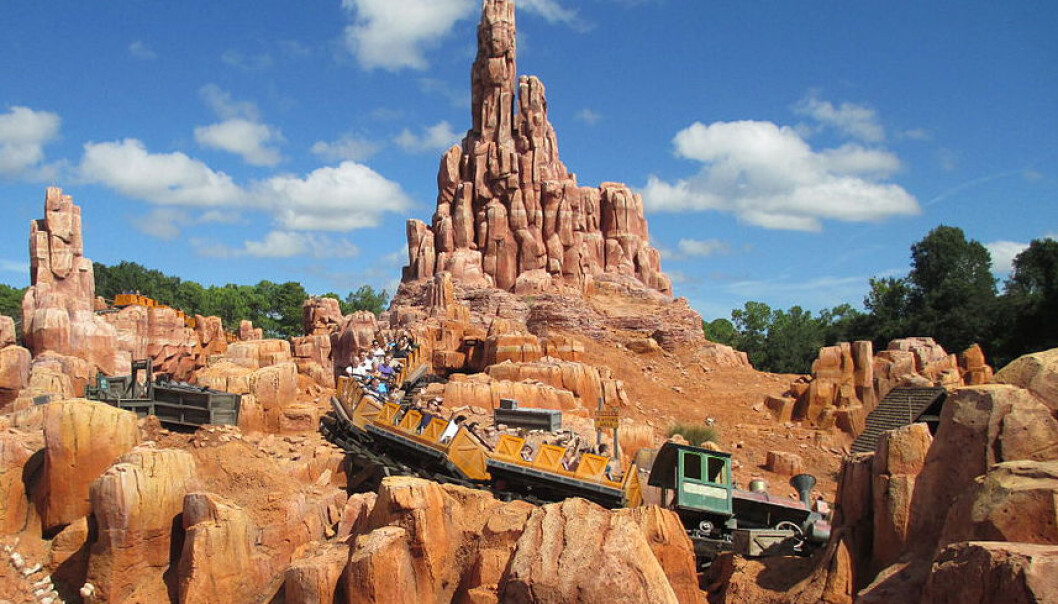 Har Big Thunder Mountain Railroad, og lignende halv-snille berg- og dalbaner evne til å løsne nyresteiner? Mer forskning må trolig til før dette kommer på blå resept. (Foto: AmaryllisGardener, tilgjengeliggjort av Wikimedia Commons) Har Big Thunder Mountain Railroad, og lignende halv-snille berg- og dalbaner evne til å løsne nyresteiner? Mer forskning må trolig til før dette kommer på blå resept. (Foto: AmaryllisGardener, tilgjengeliggjort av Wikimedia Commons)