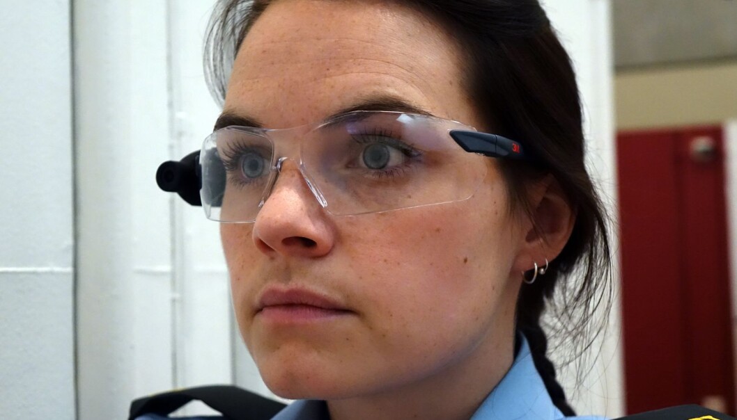 Studien viser at studentene som testet kamerabriller reflekterte og lærte mer om kommunikasjon i løpet av de tre øvelsene de gikk gjennom. (Foto: Politihøgskolen) Studien viser at studentene som testet kamerabriller reflekterte og lærte mer om kommunikasjon i løpet av de tre øvelsene de gikk gjennom. (Foto: Politihøgskolen)