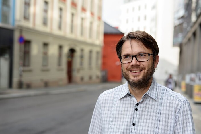 - Vi bør følge med på begge plattformer om vi ikke skal gå glipp av viktige temaer og perspektiver, sier medieforsker Yngve Benestad Hågvar, som til daglig har hovedansvaret for språkundervisninga ved bachelorstudiene i journalistikk og medier og kommunikasjon ved Høgskolen i Oslo og Akershus. (Foto: Sonja Balci) - Vi bør følge med på begge plattformer om vi ikke skal gå glipp av viktige temaer og perspektiver, sier medieforsker Yngve Benestad Hågvar, som til daglig har hovedansvaret for språkundervisninga ved bachelorstudiene i journalistikk og medier og kommunikasjon ved Høgskolen i Oslo og Akershus. (Foto: Sonja Balci)