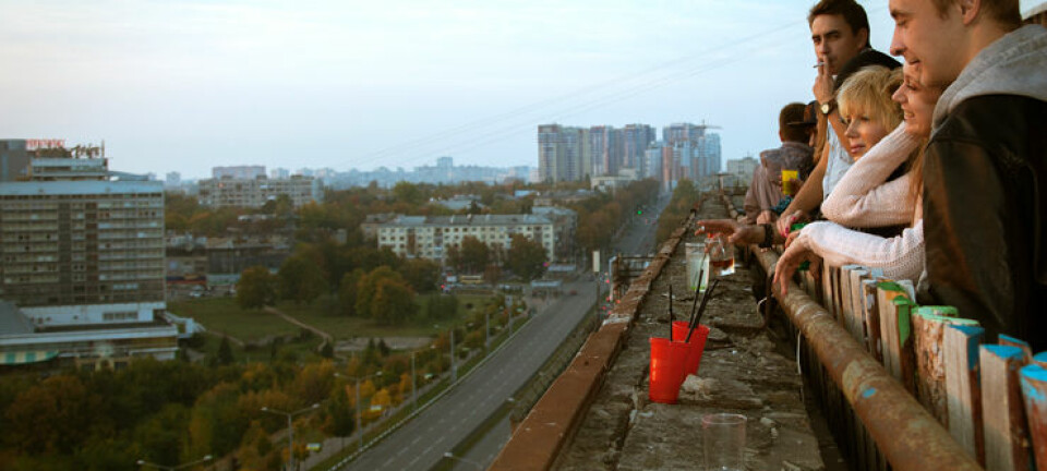 Ungdommer på et tak ser ut over byen Kharkiv. Konflikten om landområder og politisk makt er også knyttet til historie og identitet.  (Illustrasjonsfoto: Yevgeniy Shpika, Flickr CC 2.0 )