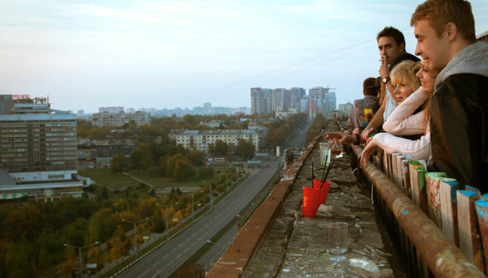 Ungdommer på et tak ser ut over byen Kharkiv. Konflikten om landområder og politisk makt er også knyttet til historie og identitet.  (Illustrasjonsfoto: Yevgeniy Shpika, Flickr CC 2.0 )