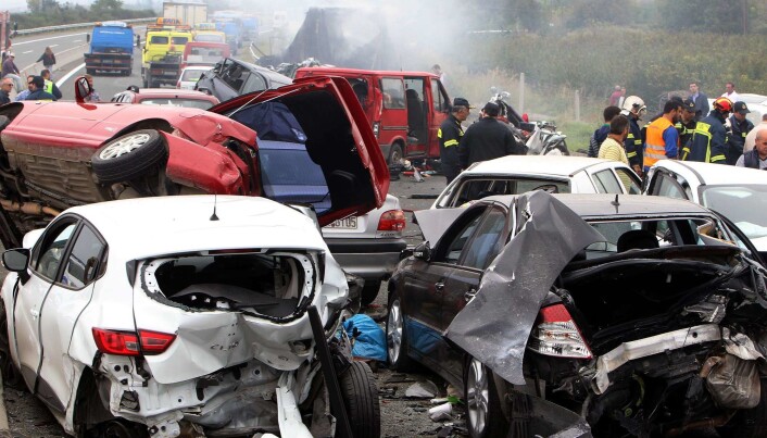 Fire mennesker ble drept og 14 skadet i denne ulykken som involverte 40 biler på en motorvei i Nord-Hellas. (Foto: Sakis Mitrolidis/AFP/NTB scanpix) Fire mennesker ble drept og 14 skadet i denne ulykken som involverte 40 biler på en motorvei i Nord-Hellas. (Foto: Sakis Mitrolidis/AFP/NTB scanpix)