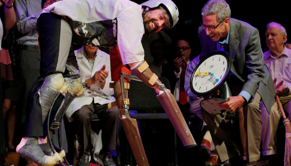 Thomas Thwaites, mannen som skulle finne ut hvordan det var å leve som geit, mottar Ig Nobel-prisen i Biologi. Utdelingen foregikk på Harvard, og han får prisen av økonomen Eric Maskin, som vant den ekte Nobelprisen i økonomi i 2007. (Foto: Brian Snyder/Reuters/NTB Scanpix)