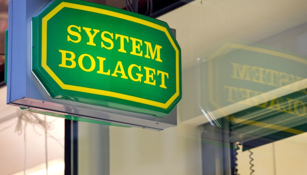 Alkoholen har rent begge veier mellom Sverige og Norge, avhengig av politikk, krig, arbeidsplasser, avgifter – og pris. Nå renner den fra Sverige til Norge. (Foto: Jonathan Nackstrand/AFP/NTB scanpix) Alkoholen har rent begge veier mellom Sverige og Norge, avhengig av politikk, krig, arbeidsplasser, avgifter – og pris. Nå renner den fra Sverige til Norge. (Foto: Jonathan Nackstrand/AFP/NTB scanpix)