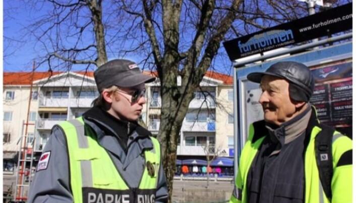 Professor Anders Gustavsson snakker med en svensk ordensvakt utkalt i forbindelse med den spesielle norske utfarten til Strømstad skjærtorsdag 2018. Siden 2008 har Systembolaget i byen holdt stengt på akkurat denne svenske hverdagen, for å begrense norsk fyll og spetakkel. (Foto: Marita Adamsson, Strömstads Tidning) Professor Anders Gustavsson snakker med en svensk ordensvakt utkalt i forbindelse med den spesielle norske utfarten til Strømstad skjærtorsdag 2018. Siden 2008 har Systembolaget i byen holdt stengt på akkurat denne svenske hverdagen, for å begrense norsk fyll og spetakkel. (Foto: Marita Adamsson, Strömstads Tidning)