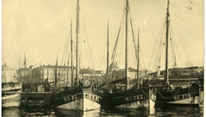 Tyske fiskebåter ligger i Strømstad havn i 1922, tungt lastet med sprit som skal smugles til Norge. Havnen var de norsk-svenske spritsmuglernes hovedbase og svensk lov forbød ikke virksomheten. Varene ble lastet over på raske norske smuglerfartøyer som ventet ved Grisebåene, sør for Hvaler, som da var internasjonalt farvann. Virksomheten var så omfattende at Strømstads havneavgifter ble mer enn fordoblet. Grand Hotell i byen var møteplass for norske «spritbaroner» og utenlandske selgere og kaltes på folkemunne bare for «Sprithotellet». (Foto: Gunnar Thorén, Strømstads museum) Tyske fiskebåter ligger i Strømstad havn i 1922, tungt lastet med sprit som skal smugles til Norge. Havnen var de norsk-svenske spritsmuglernes hovedbase og svensk lov forbød ikke virksomheten. Varene ble lastet over på raske norske smuglerfartøyer som ventet ved Grisebåene, sør for Hvaler, som da var internasjonalt farvann. Virksomheten var så omfattende at Strømstads havneavgifter ble mer enn fordoblet. Grand Hotell i byen var møteplass for norske «spritbaroner» og utenlandske selgere og kaltes på folkemunne bare for «Sprithotellet». (Foto: Gunnar Thorén, Strømstads museum)