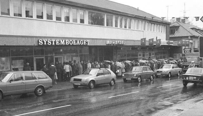 I 1982 varte streiken ved Vinmonopolet i hundre dager. Her er køen av tørste nordmenn utenfor Systembolaget i Årjäng en regnvåt oktoberdag. (Foto: Per Løchen /NTB Scanpix) I 1982 varte streiken ved Vinmonopolet i hundre dager. Her er køen av tørste nordmenn utenfor Systembolaget i Årjäng en regnvåt oktoberdag. (Foto: Per Løchen /NTB Scanpix)