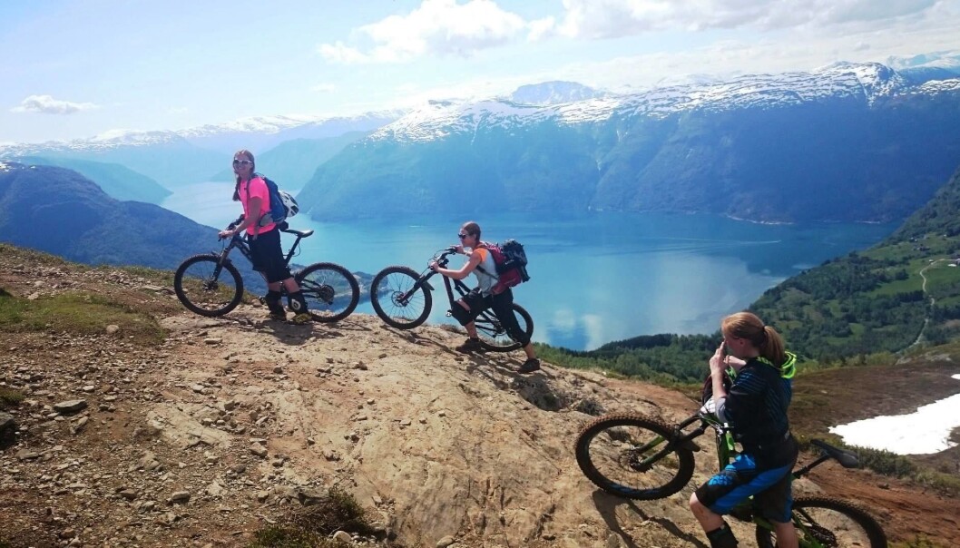 Bileter som dette spreidde seg fort på sosiale medium og bidrog til at enda fleire kom for å sykle på stiane i Kaupanger. Dette har skapt frustrasjon blant turgåarar og grunneigarar. (Foto: Per-Odd Grevsnes) Bileter som dette spreidde seg fort på sosiale medium og bidrog til at enda fleire kom for å sykle på stiane i Kaupanger. Dette har skapt frustrasjon blant turgåarar og grunneigarar. (Foto: Per-Odd Grevsnes)