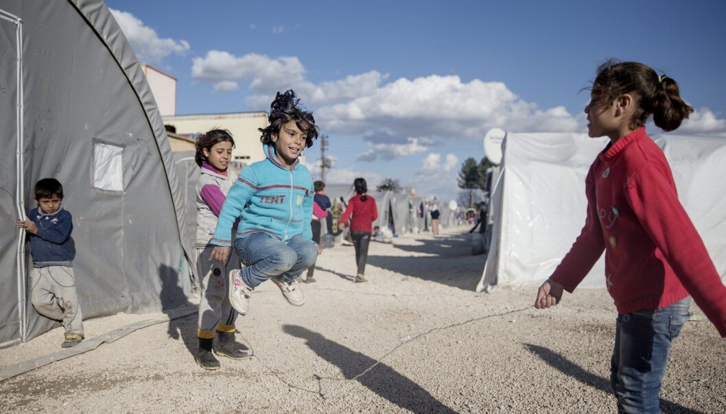 I februar i 2015 leikte den syriske flyktningen Mardin (5 år) i ein flyktningleir i Tyrkia. I dag har ho kanskje allereie funne seg til rette i sin barnehage. (Foto: Magnus Wennman / Aftonbladet / NTB scanpix) I februar i 2015 leikte den syriske flyktningen Mardin (5 år) i ein flyktningleir i Tyrkia. I dag har ho kanskje allereie funne seg til rette i sin barnehage. (Foto: Magnus Wennman / Aftonbladet / NTB scanpix)