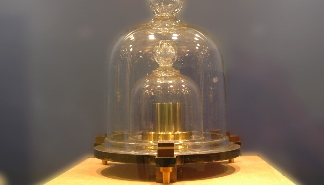 Dette er den norske prototypen av kilogrammet. Godt bevart i en safe hos Justervesenet. (Foto: Justervesenet). Dette er den norske prototypen av kilogrammet. Godt bevart i en safe hos Justervesenet. (Foto: Justervesenet).