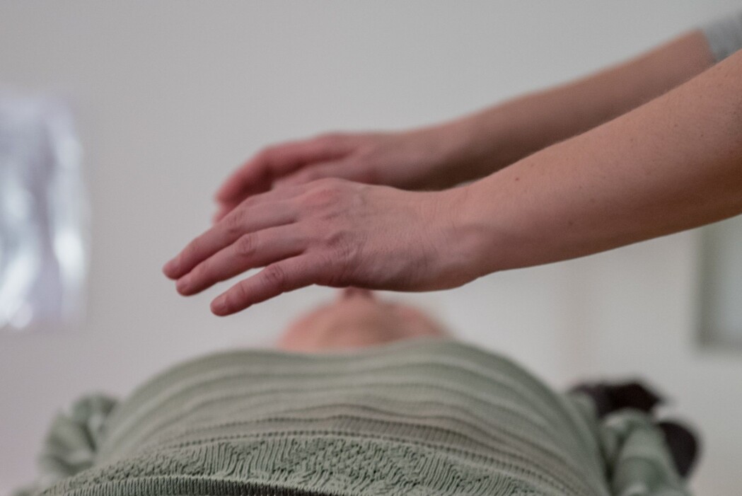 Forskere forskning.no har snakket med sier at det neppe er risikabelt å bruke alternative behandlingsformer som healing, så lenge man samtidig mottar medisinsk behandling.
(Illustrasjonsfoto: Ivana P. Nikolic, Shutterstock, NTB scanpix) Forskere forskning.no har snakket med sier at det neppe er risikabelt å bruke alternative behandlingsformer som healing, så lenge man samtidig mottar medisinsk behandling.
(Illustrasjonsfoto: Ivana P. Nikolic, Shutterstock, NTB scanpix)