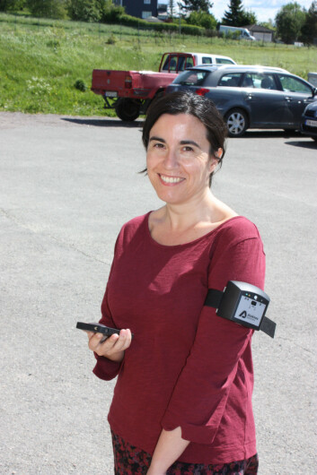 Seniorforsker Núria Castell viser fram en bærbar luftkvalitetsmåler av samme type som de 32 frivillige testet i løpet av sommeren. (Foto: Nilu) Seniorforsker Núria Castell viser fram en bærbar luftkvalitetsmåler av samme type som de 32 frivillige testet i løpet av sommeren. (Foto: Nilu)