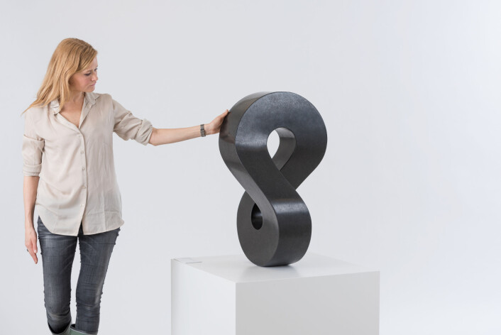 Vanligvis er det ikke lov å ta på kunsten. Men i et nytt prosjekt lar kurator Line Engen ved Nasjonalmuseet publikum røre «Møbius stående» og de andre kjølige, glatte steinskulpturene til Aase Texmon Rygh. Kanskje kan det tilføre en ekstra dimensjon i kunstopplevelsen. (Foto: Annar Bjørgli, Nasjonalmuseet) Vanligvis er det ikke lov å ta på kunsten. Men i et nytt prosjekt lar kurator Line Engen ved Nasjonalmuseet publikum røre «Møbius stående» og de andre kjølige, glatte steinskulpturene til Aase Texmon Rygh. Kanskje kan det tilføre en ekstra dimensjon i kunstopplevelsen. (Foto: Annar Bjørgli, Nasjonalmuseet)