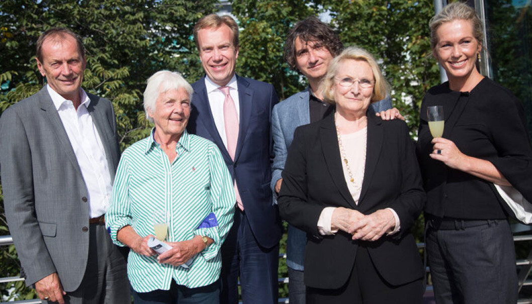 Utenriiksminister Børge Brende omgitt av neon av deltakerne i pådrivergruppa. Fra venstre: Kjell Roland, Astrid Nøklebye Heiberg, Børge Brende, Thomas Walle, Helga Hernes og Anita Krohn Traaseth. (Foto: Utenriksdepartementet) Utenriiksminister Børge Brende omgitt av neon av deltakerne i pådrivergruppa. Fra venstre: Kjell Roland, Astrid Nøklebye Heiberg, Børge Brende, Thomas Walle, Helga Hernes og Anita Krohn Traaseth. (Foto: Utenriksdepartementet)