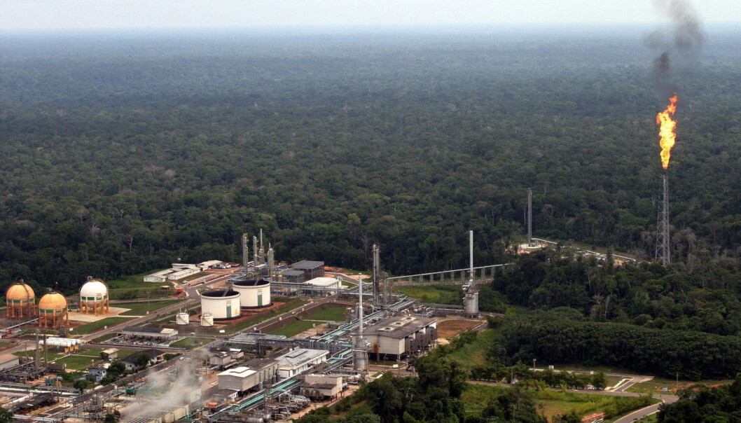 Det bygges stadig fabrikker helt inne i jungelen. Oljeselskapet Petrobras driver dette olje- og gassanlegget i Amazonas. (Foto: Jamil Bittar/Reuters) Det bygges stadig fabrikker helt inne i jungelen. Oljeselskapet Petrobras driver dette olje- og gassanlegget i Amazonas. (Foto: Jamil Bittar/Reuters)