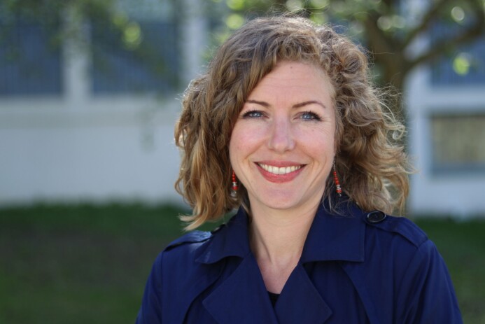 Menn og kvinner hadde mer til felles enn ting som skiller dem, mener arkeolog Marianne Moen, som har studert det vikingene fikk med seg i graven. (Foto: Ida Kvittingen, forskning.no) Menn og kvinner hadde mer til felles enn ting som skiller dem, mener arkeolog Marianne Moen, som har studert det vikingene fikk med seg i graven. (Foto: Ida Kvittingen, forskning.no)