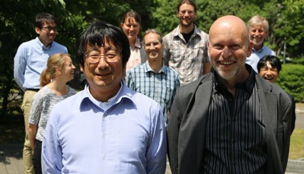 Mamoru Ishikawa (Hokkaido-universitetet) og Bernd Etzelmüller (UiO) koordinerer CryoJaNo. I bakgrunnen fra venstre: Tatsuya Watanabe (Kitami Institute of Technology), Karianne Lilleøren (UiO), Hanne Christiansen (UNIS), Ralf Greve (Hokkaido), Thorben Dunse (UiO), Jon Ove Hagen (UiO), Shin Sugiyama (Hokkaido). (Foto: Runo Isaksen/SIU) Mamoru Ishikawa (Hokkaido-universitetet) og Bernd Etzelmüller (UiO) koordinerer CryoJaNo. I bakgrunnen fra venstre: Tatsuya Watanabe (Kitami Institute of Technology), Karianne Lilleøren (UiO), Hanne Christiansen (UNIS), Ralf Greve (Hokkaido), Thorben Dunse (UiO), Jon Ove Hagen (UiO), Shin Sugiyama (Hokkaido). (Foto: Runo Isaksen/SIU)
