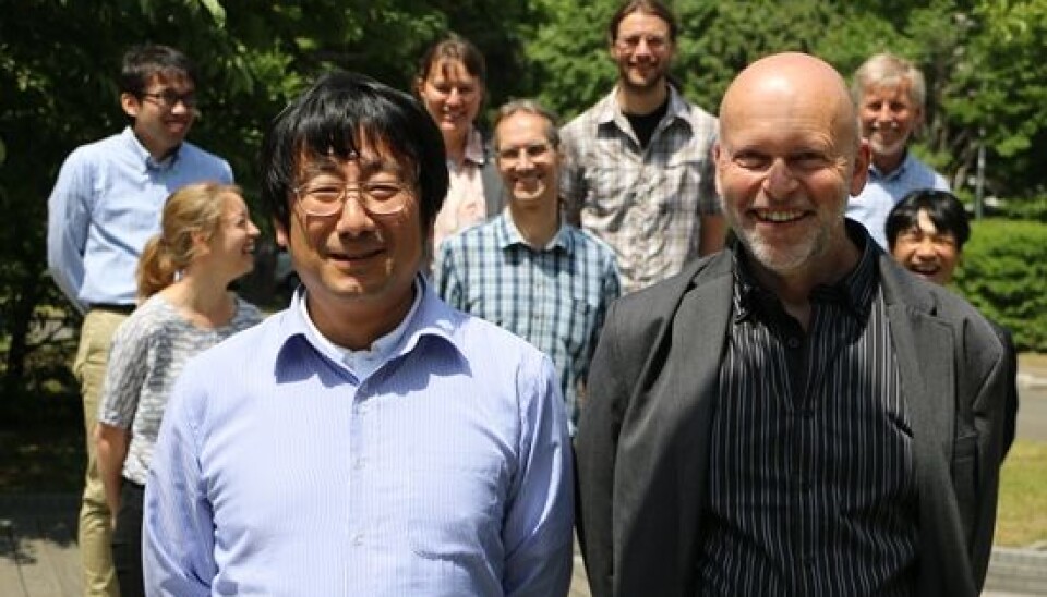 Mamoru Ishikawa (Hokkaido-universitetet) og Bernd Etzelmüller (UiO) koordinerer CryoJaNo. I bakgrunnen fra venstre: Tatsuya Watanabe (Kitami Institute of Technology), Karianne Lilleøren (UiO), Hanne Christiansen (UNIS), Ralf Greve (Hokkaido), Thorben Dunse (UiO), Jon Ove Hagen (UiO), Shin Sugiyama (Hokkaido). (Foto: Runo Isaksen/SIU)