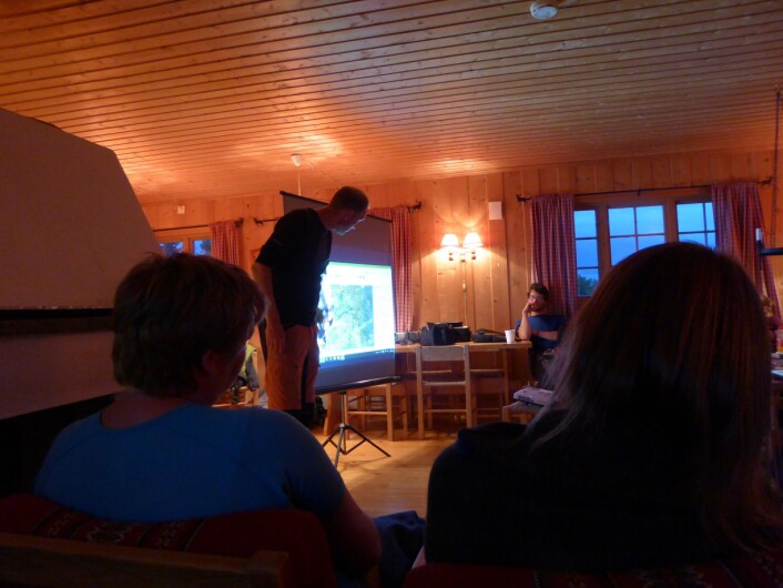 Kveld på kartleggingskurs = tid for kulturbygging. Her vises ett av kartene laget den dagen, med diskusjon om hva som er bra og hva som kan forbedres. Foto: HAU Kveld på kartleggingskurs = tid for kulturbygging. Her vises ett av kartene laget den dagen, med diskusjon om hva som er bra og hva som kan forbedres. Foto: HAU