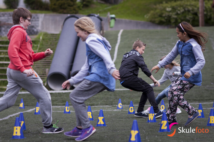 Engelsktime utandørs på Trudvang skule i Sogndal. Skulen har i meir enn 10 år hatt dagleg fysisk aktivitet på timeplanen. (Foto: Christian Blom) Engelsktime utandørs på Trudvang skule i Sogndal. Skulen har i meir enn 10 år hatt dagleg fysisk aktivitet på timeplanen. (Foto: Christian Blom)