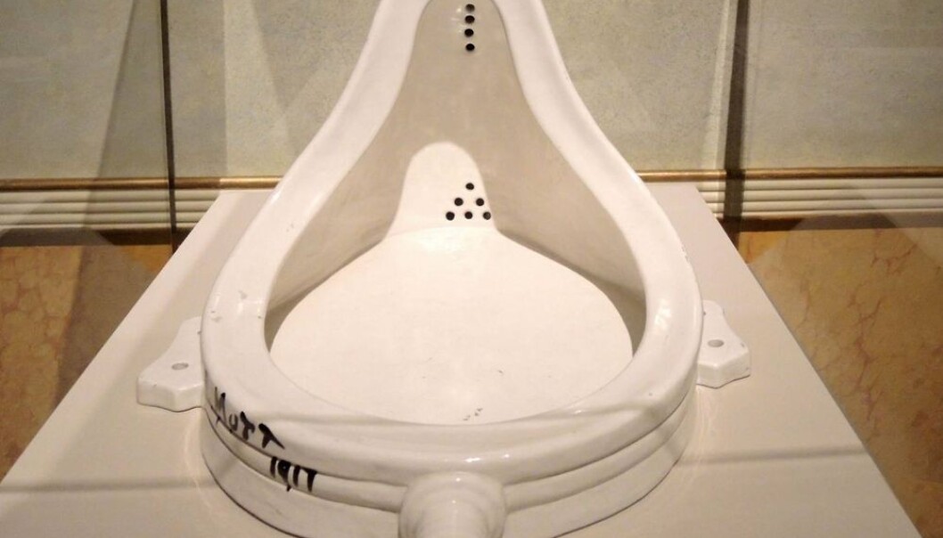 Pissoaret til Marchel Duchamp er regnet som et av de mest omdiskuterte kunstverkene i historien. Dette var med på å velte våre begreper om hva kunst skulle være. Også på årets Høstutstilling finner du flere trivielle og hverdagslige gjenstander. Hvordan kan vi vurdere kvaliteten av dem? Årets juryleder mener at et kunstverk leses på nye måter når det kommer inn i en større utstilling. (Foto: Piero Olisi/NTB scanpix) Pissoaret til Marchel Duchamp er regnet som et av de mest omdiskuterte kunstverkene i historien. Dette var med på å velte våre begreper om hva kunst skulle være. Også på årets Høstutstilling finner du flere trivielle og hverdagslige gjenstander. Hvordan kan vi vurdere kvaliteten av dem? Årets juryleder mener at et kunstverk leses på nye måter når det kommer inn i en større utstilling. (Foto: Piero Olisi/NTB scanpix)