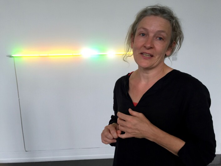 Denne tynne lysstrålen er et av verkene på årets høstutstilling i Oslo. Noen vil kun se dette som et neonlys. Leder av juryen, Anne Karin Jortveit, mener at ved å lese tittelen ”Yellow – Jealeous, homage to Edvard Munch”, får verket en helt annen betydning for henne. – Munch var opptatt av farger og sinnsstemninger. Denne tynne lysstrålen i verket til Per Hess har mye gult og grønt i seg. Farger som sier noe om voldsomme omkastninger i menneskesinnet. (Foto: (Siw Ellen Jakobsen)) Denne tynne lysstrålen er et av verkene på årets høstutstilling i Oslo. Noen vil kun se dette som et neonlys. Leder av juryen, Anne Karin Jortveit, mener at ved å lese tittelen ”Yellow – Jealeous, homage to Edvard Munch”, får verket en helt annen betydning for henne. – Munch var opptatt av farger og sinnsstemninger. Denne tynne lysstrålen i verket til Per Hess har mye gult og grønt i seg. Farger som sier noe om voldsomme omkastninger i menneskesinnet. (Foto: (Siw Ellen Jakobsen))