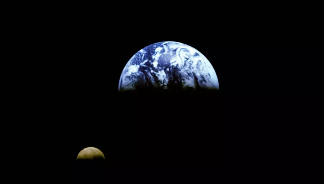 Jorda og månen, knipset av romfartøyet Gallileo i 1992.  (Foto: NASA)
