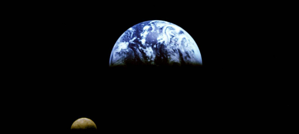 Jorda og månen, knipset av romfartøyet Gallileo i 1992.  (Foto: NASA)