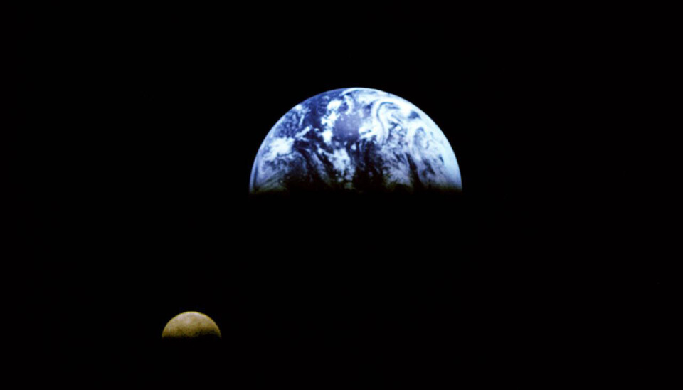 Jorda og månen, knipset av romfartøyet Gallileo i 1992. (Foto: NASA)
