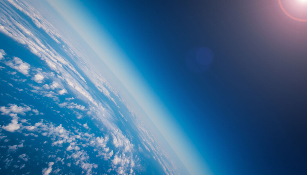 Ozon er en gass som er naturlig til stede i atmosfæren. Ozonet fordeler seg oppover i atmosfæren, med ca. 10 prosent i den delen som er nærmest jorden (troposfæren), og de resterende 90 prosent i stratosfæren. Dersom vi presset alt ozonet sammen i et tett lag med bare ozon, ville det bare vært noen få millimeter tykt. (Foto: Shutterstock / NTB scanpix) Ozon er en gass som er naturlig til stede i atmosfæren. Ozonet fordeler seg oppover i atmosfæren, med ca. 10 prosent i den delen som er nærmest jorden (troposfæren), og de resterende 90 prosent i stratosfæren. Dersom vi presset alt ozonet sammen i et tett lag med bare ozon, ville det bare vært noen få millimeter tykt. (Foto: Shutterstock / NTB scanpix)