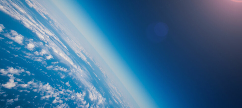 Ozon er en gass som er naturlig til stede i atmosfæren. Ozonet fordeler seg oppover i atmosfæren, med ca. 10 prosent i den delen som er nærmest jorden (troposfæren), og de resterende 90 prosent i stratosfæren. Dersom vi presset alt ozonet sammen i et tett lag med bare ozon, ville det bare vært noen få millimeter tykt.  (Foto: Shutterstock / NTB scanpix)