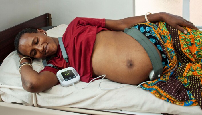 Verktøyet Moyo hjelper helsearbeidere å fange opp unormal fosterlyd oftere og tidligere. (Foto: Laerdal Global Health) Verktøyet Moyo hjelper helsearbeidere å fange opp unormal fosterlyd oftere og tidligere. (Foto: Laerdal Global Health)