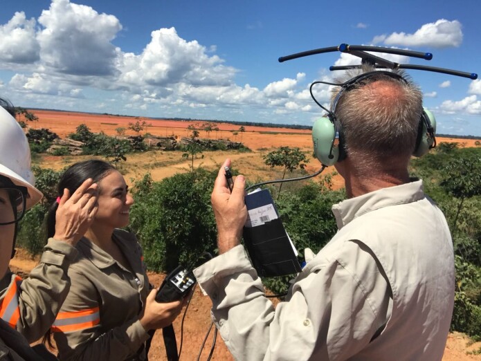 Mariana Sarmento og Øystein Wiig lytter etter radiosignaler som kan tyde på at en av jaguarfellene er utløst. (Foto: Øystein Wiig) Mariana Sarmento og Øystein Wiig lytter etter radiosignaler som kan tyde på at en av jaguarfellene er utløst. (Foto: Øystein Wiig)