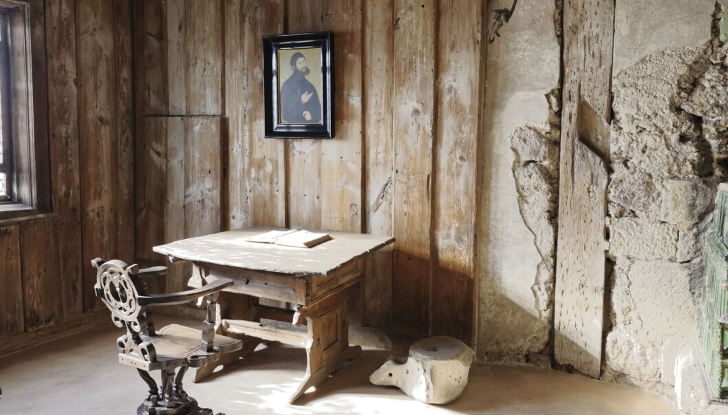 På dette rommet i mellomalderslottet Wartburg i Eisenach i Tyskland sat Martin Luther og omsette det Nye Testamentet frå gresk til tysk. (Foto: Science Photo Library, NTB scanpix) På dette rommet i mellomalderslottet Wartburg i Eisenach i Tyskland sat Martin Luther og omsette det Nye Testamentet frå gresk til tysk. (Foto: Science Photo Library, NTB scanpix)