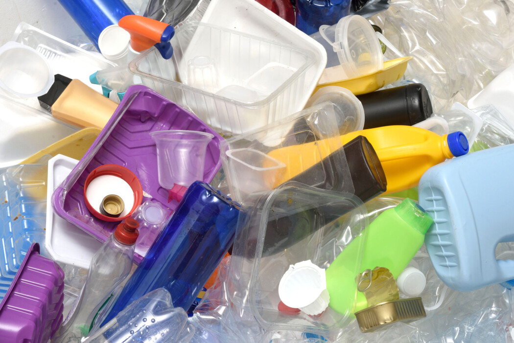 Mange typer plast er vanskelige å gjenbruke fordi de inneholder sterke kjemiske bindinger. (Foto: Josep Curto / Shutterstock / NTB scanpix) Mange typer plast er vanskelige å gjenbruke fordi de inneholder sterke kjemiske bindinger. (Foto: Josep Curto / Shutterstock / NTB scanpix)