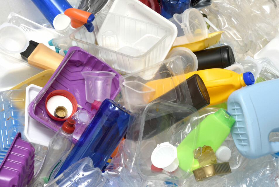 Mange typer plast er vanskelige å gjenbruke fordi de inneholder sterke kjemiske bindinger. (Foto: Josep Curto / Shutterstock / NTB scanpix)