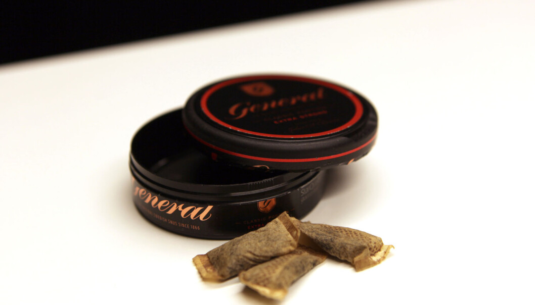 Snus er ganske vanlig i for eksempel idrettsmiljøer. Mange oppfatter derfor snus som et helt ufarlig alternativ, og at den ikke har langsiktige skadevirkninger som hjertekarsykdom. (Foto: Marianne Løvland, NTB scanpix) Snus er ganske vanlig i for eksempel idrettsmiljøer. Mange oppfatter derfor snus som et helt ufarlig alternativ, og at den ikke har langsiktige skadevirkninger som hjertekarsykdom. (Foto: Marianne Løvland, NTB scanpix)
