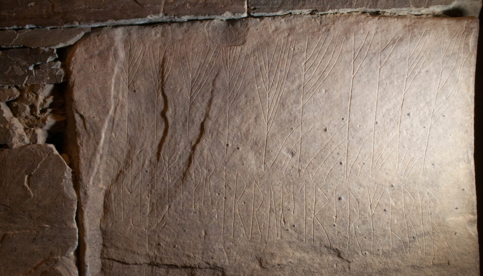 «Disse runene ristet den mannen som er runekyndigst vest i havet». I øverste linje har risteren ristet de to første ordene, «disse runene», med kryptiske runer. Resten av innskriften er for det meste ristet med vanlige runer, men legg merke til den sjuende runen i andre linje; den er også kryptisk. Foto: Karen Langsholt Holmqvist