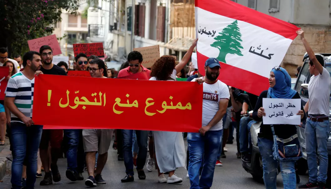 Syriske flyktninger demonstrerer mot portforbud i hovedstaden Beirut. Nupi-forskeren mener det er en fare for at frustrasjonen og småkonfliktene som nå eksisterer mellom syrere og libanesere i Libanon skal eskalere. (Foto: Mohamed Azakir/REUTERS)