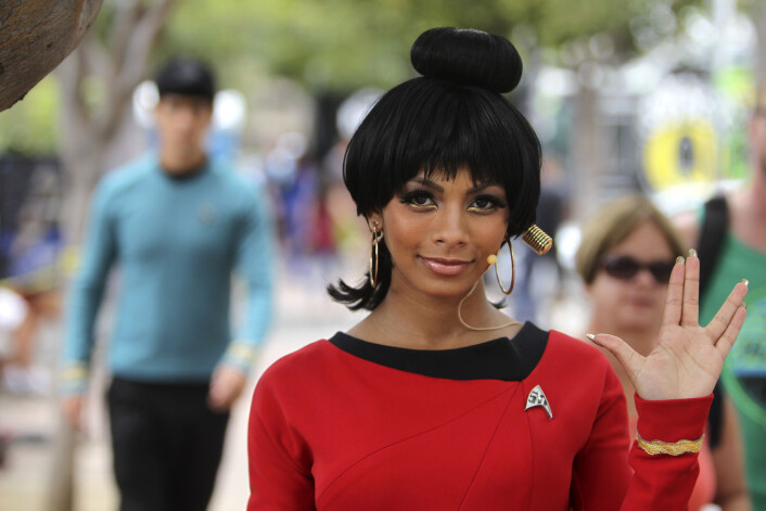 Uhura blir cosplayet med sin klassiske trådløse øreplugg (Foto: AFP PHOTO / Bill Wechter / NTB Scanpix) Uhura blir cosplayet med sin klassiske trådløse øreplugg (Foto: AFP PHOTO / Bill Wechter / NTB Scanpix)