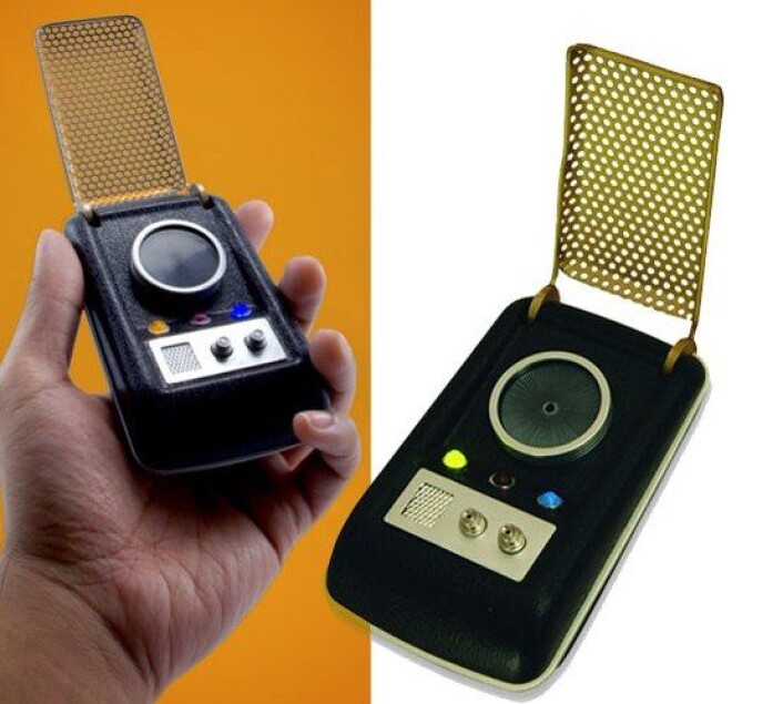 Omtrent slik så en kommunikator fra Star Trek ut. Den likner tydelig på dagens telefoner, eller kanskje 90-tallets. (Foto: Amber Case/ http://technabob.com http://technabob.com/blog/wp-content/uploads/2008/03/star_trek_communicator.jpg) Omtrent slik så en kommunikator fra Star Trek ut. Den likner tydelig på dagens telefoner, eller kanskje 90-tallets. (Foto: Amber Case/ http://technabob.com http://technabob.com/blog/wp-content/uploads/2008/03/star_trek_communicator.jpg)